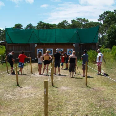 Camping Les Viviers : groupe devant cibles d'archerie en extérieur