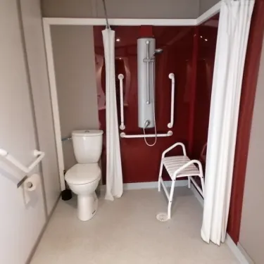 Salle de bain accessible avec toilettes et douche pour PMR dans le cottage Premium PMR 2CH – 4P – Camping Bel Air Village Les Demeures du Lac