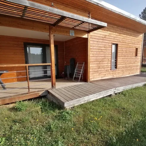 Cottage Premium PMR 2CH – 4P - Camping Bel Air Village Les Demeures du Lac, extérieur en bois avec balcon et escalier