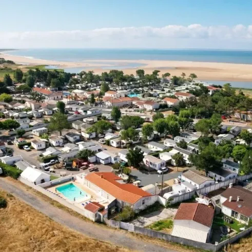 Camping Le Pavillon Bleu vue aérienne avec piscine et plage