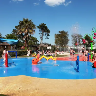 Piscine pour enfants avec jeux aquatiques au Camping Les Viviers