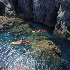 Camping Casadiluna kayak dans une grotte rocheuse