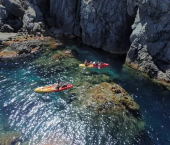 Camping Casadiluna kayak dans une grotte rocheuse
