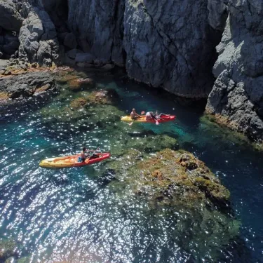 Camping Casadiluna kayak dans une grotte rocheuse