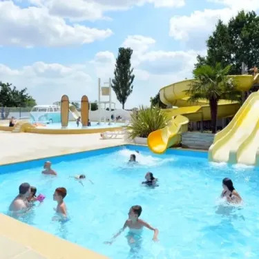 Camping Domaine des Guifettes - piscine avec toboggans et enfants nageant