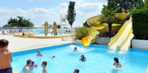 Camping Domaine des Guifettes - piscine avec toboggans et enfants nageant