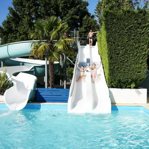 Camping Domaine des Guifettes - toboggan en eau avec deux enfants