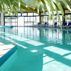 Camping Domaine des Guifettes - piscine intérieure avec chaises longues