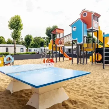 Camping Moncalm - jeux pour enfants sur sable avec table de ping-pong