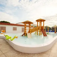 Camping Moncalm - piscine à l'extérieur avec toboggan en bois