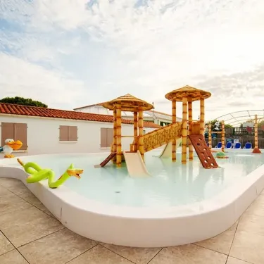 Camping Moncalm - piscine à l'extérieur avec toboggan en bois
