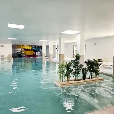 Piscine intérieure avec plantes au Camping La Marmotte