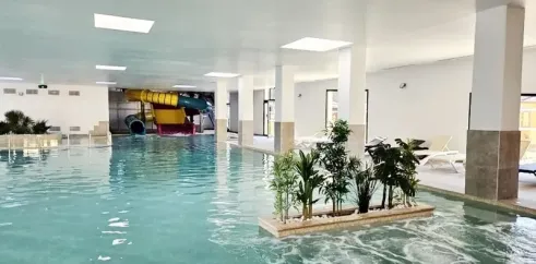 Piscine intérieure avec plantes au Camping La Marmotte