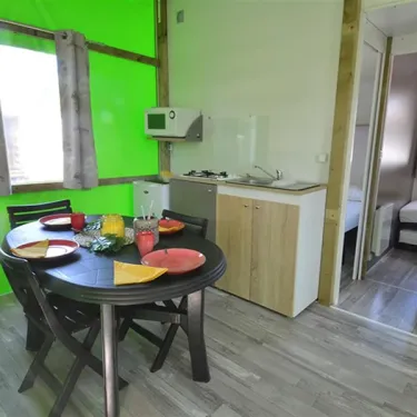 Bungalow Bali 2 chambres 4 personnes sans sanitaires Camping La Touesse