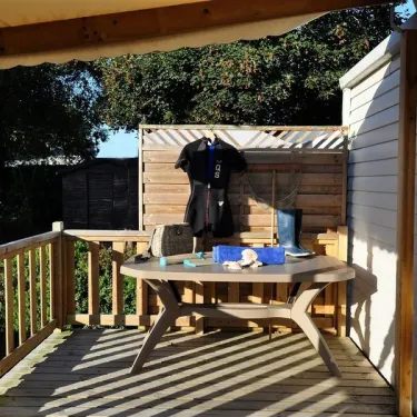 Mobil Home Aloha 2 chambres 4 personnes terrasse Camping La Touesse