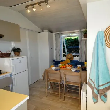 Mobil Home Aloha 2 Chambres 4 Personnes - Camping La Touesse : cuisine et salle à manger