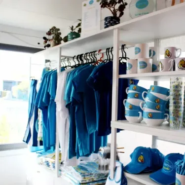 Magasin du Camping Paradis - La Mer d'Iroise avec vêtements et accessoires bleus