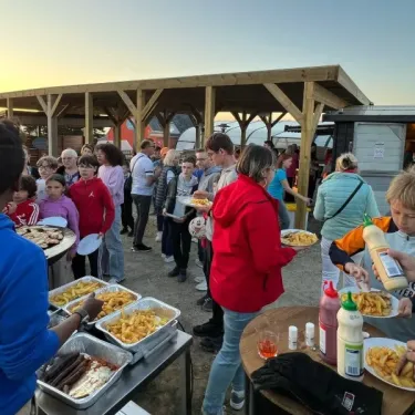 Repas de groupe au Camping Paradis - La Mer d'Iroise sous une pergola