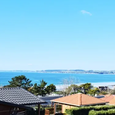 Camping Paradis - La Mer d'Iroise : vue sur la mer et les chalets