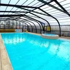 Piscine couverte du Camping Paradis - La Mer d'Iroise