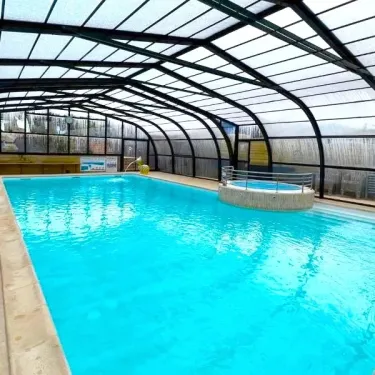 Piscine couverte du Camping Paradis - La Mer d'Iroise