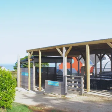 Camping Paradis - La Mer d'Iroise : aire de pique-nique en bois