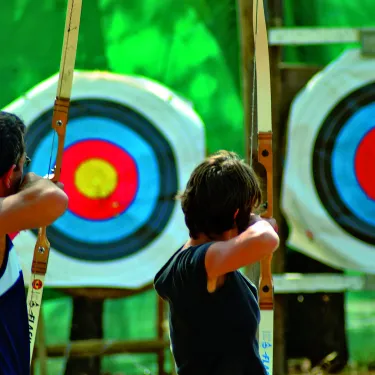 Photo camping Les Viviers : enfant visant cible d'archerie