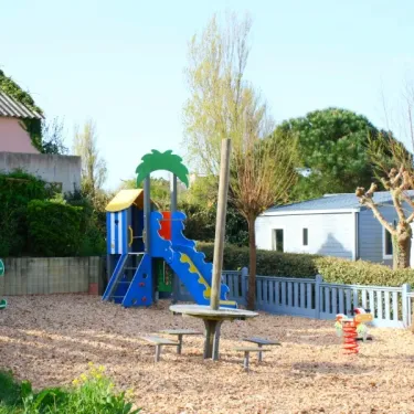 Camping Paradis - La Mer d'Iroise : aire de jeux pour enfants