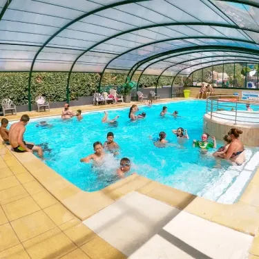 Nageurs dans la piscine couverte du Camping Paradis - La Mer d'Iroise