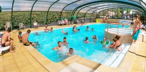 Nageurs dans la piscine couverte du Camping Paradis - La Mer d'Iroise