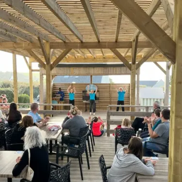 Clients au restaurant du Camping Paradis - La Mer d'Iroise
