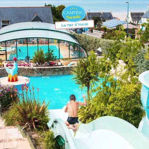 Enfant sur une slide du Camping Paradis - La Mer d'Iroise