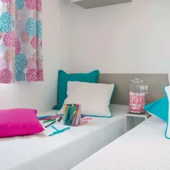 Chambre enfant du Mobil Home Bahamas 3 Chambres 6 Personnes - Camping La Touesse