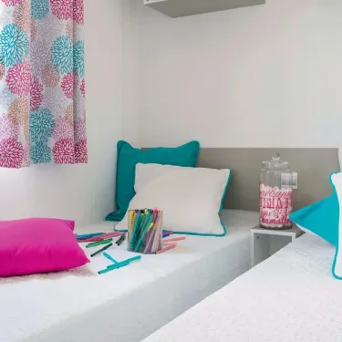 Chambre enfant du Mobil Home Bahamas 3 Chambres 6 Personnes - Camping La Touesse