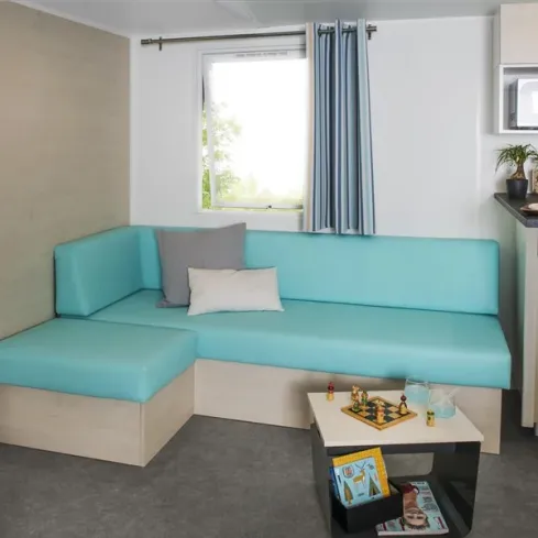 Mobil Home Bahamas 3 Chambres 6 Personnes - Camping La Touesse, canapé turquoise avec table basse