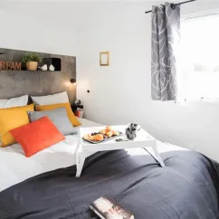 Chambre avec lit et petit déjeuner dans le Mobil Home Bahia Confort 2 Chambres