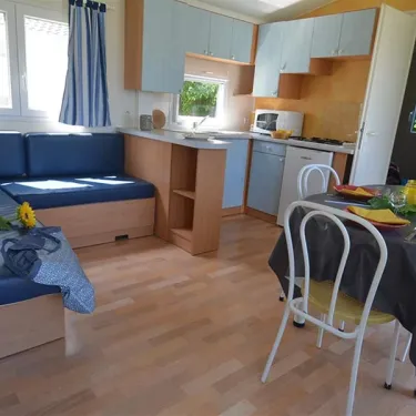 Mobil Home Flores 2 Chambres 4 Personnes - Camping La Touesse, cuisine et salle à manger