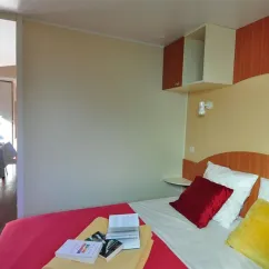 Mobil Home Flores 2 Chambres 4 Personnes Terrasse Semi-couverte - Camping La Touesse, chambre avec lit et meubles