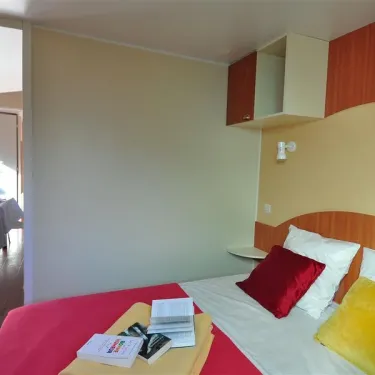 Mobil Home Flores 2 Chambres 4 Personnes Terrasse Semi-couverte - Camping La Touesse, chambre avec lit et meubles