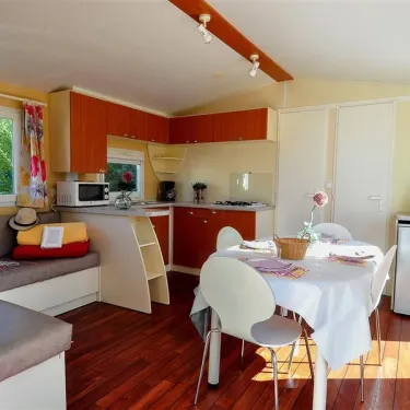 Intérieur Mobil Home Flores 2 Chambres 4 Personnes Terrasse Semi-couverte - Camping La Touesse