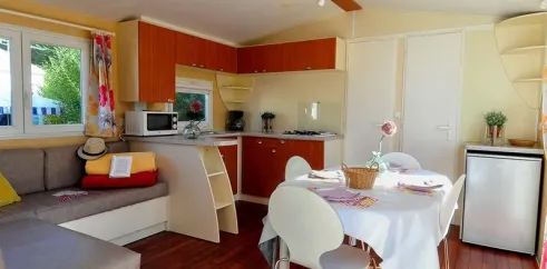 Intérieur Mobil Home Flores 2 Chambres 4 Personnes Terrasse Semi-couverte - Camping La Touesse