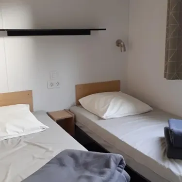 Chambre du mobil home 2 chambres 4 personnes Camping La Touesse