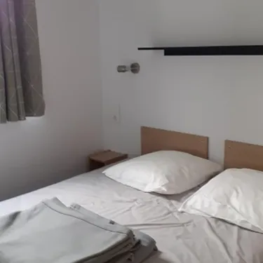 Chambre du Mobil Home Formentera 2 Chambres 4 Personnes - Camping La Touesse avec lit double