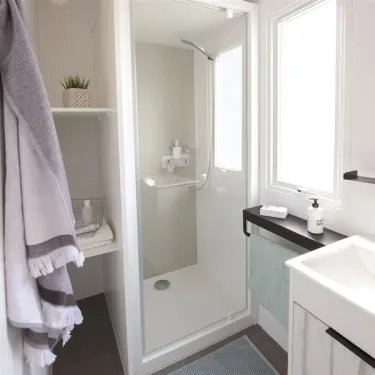 Salle de bain du Mobil Home Ibiza 2 Chambres 4 Personnes - Camping La Touesse avec douche et lavabo