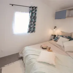 Chambre du Mobil Home Ibiza 2 Chambres 4 Personnes - Camping La Touesse