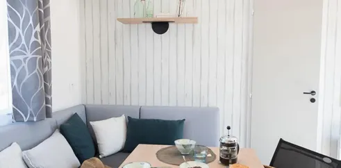 Salon du Mobil Home Ibiza 2 Chambres 4 Personnes - Camping La Touesse