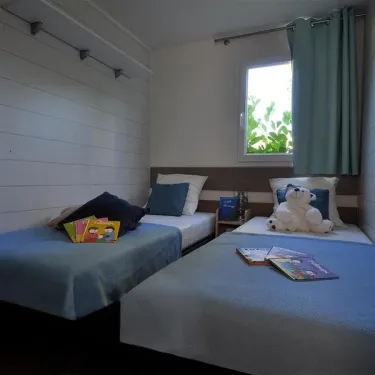 Chambre du Mobil Home Maldives 2 Chambres 4 Personnes à Camping La Touesse