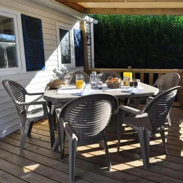 Mobil Home Maldives 2 Chambres 4 Personnes - Terrasse avec table et chaises