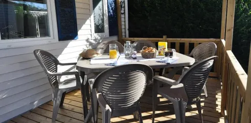 Mobil Home Maldives 2 Chambres 4 Personnes - Terrasse avec table et chaises