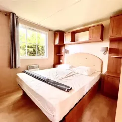 Mobil Home Moorea 2 Chambres 4 Personnes - Camping La Touesse : lit double, rangements, fenêtre